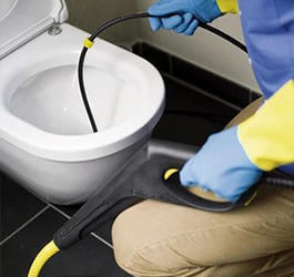 Klempner arbeitet an Toiletten verstopfung Rohrreinigung für Heusenstamm